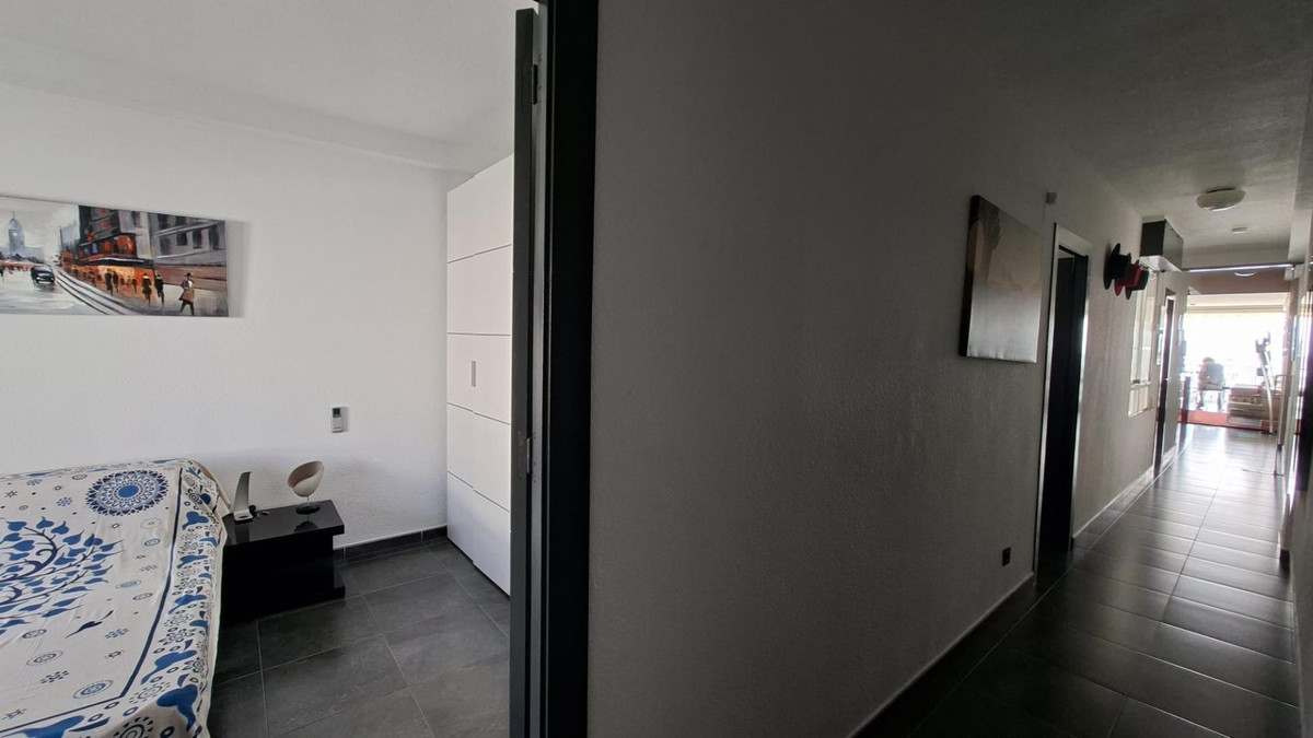 For sale - 3 Bedroom 2 Bathroom Apartment - Middle Floor Apartment in Torrevieja - Torrevieja Centro  - Alicante
