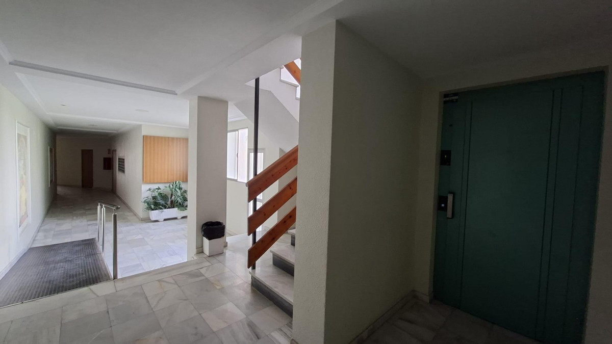 For sale - 3 Bedroom 2 Bathroom Apartment - Middle Floor Apartment in Torrevieja - Torrevieja Centro  - Alicante