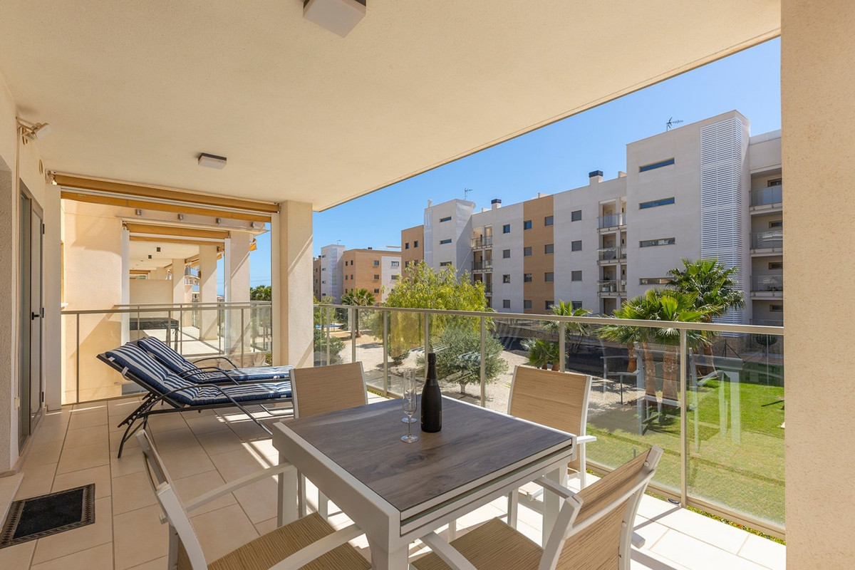 For sale - 2 Bedroom 2 Bathroom Apartment - Middle Floor Apartment in Orihuela - La Zenia  - Alicante