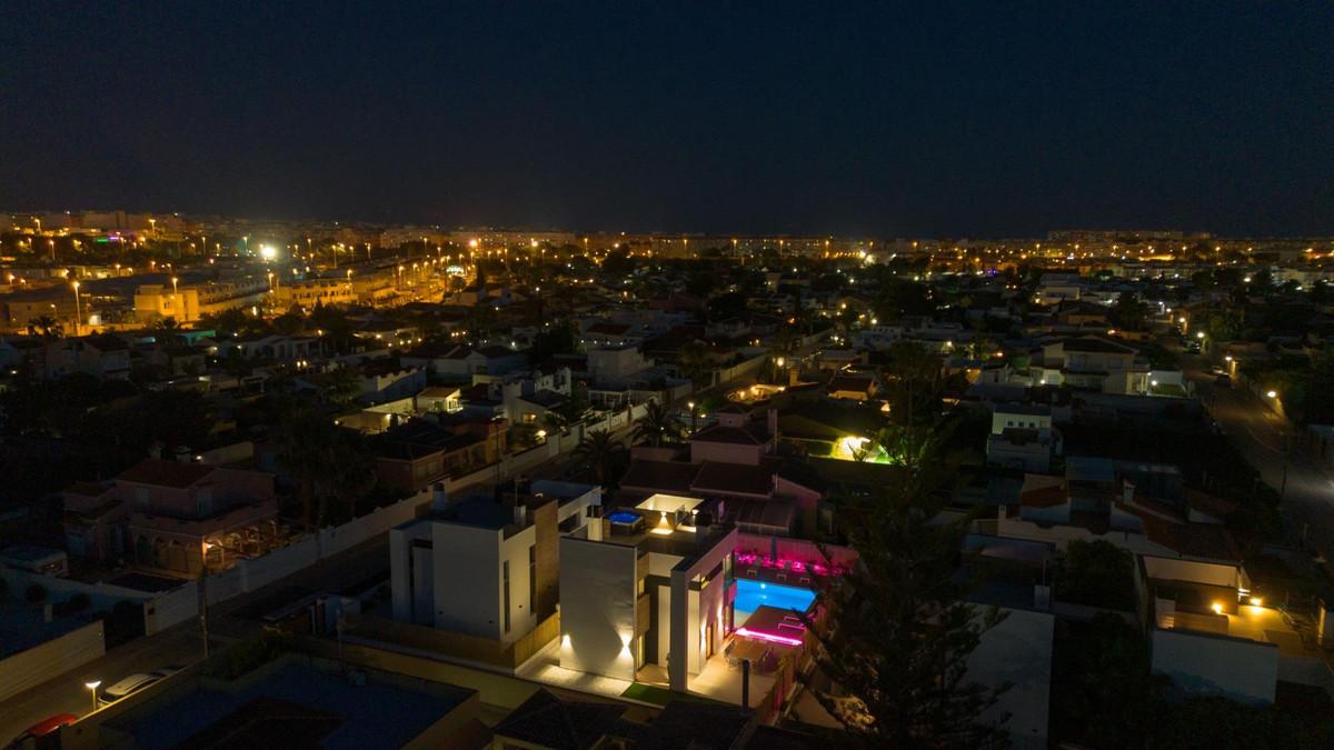 For sale - 3 Bedroom 3 Bathroom House - Detached Villa in Torrevieja - Torrevieja Centro  - Alicante
