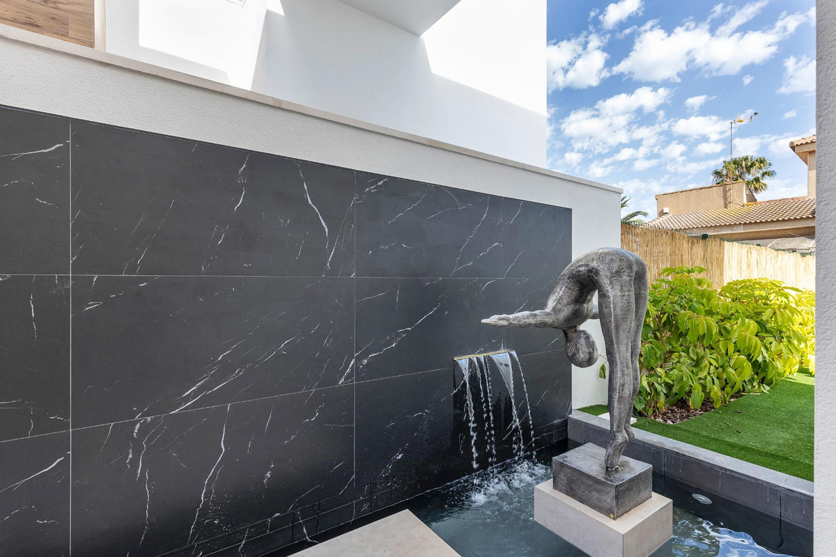 For sale - 3 Bedroom 3 Bathroom House - Detached Villa in Torrevieja - Torrevieja Centro  - Alicante