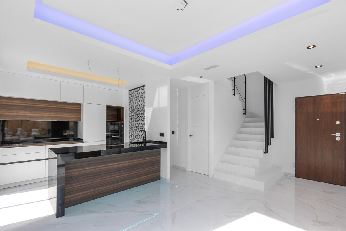 For sale - 3 Bedroom 3 Bathroom House - Detached Villa in Torrevieja - Torrevieja Centro  - Alicante