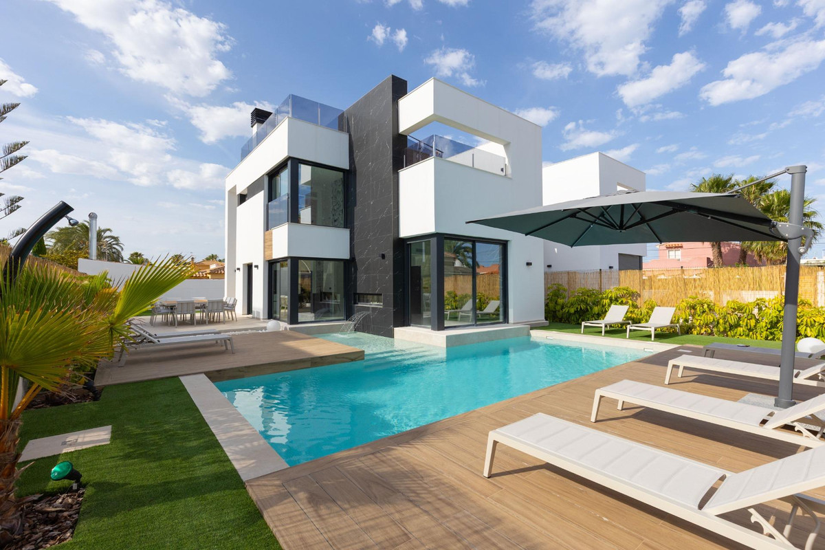 For sale - 3 Bedroom 3 Bathroom House - Detached Villa in Torrevieja - Torrevieja Centro  - Alicante