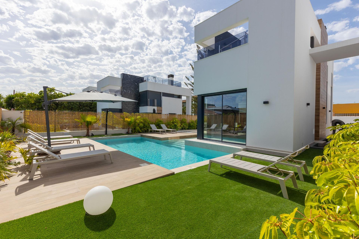 For sale - 3 Bedroom 3 Bathroom House - Detached Villa in Torrevieja - Torrevieja Centro  - Alicante