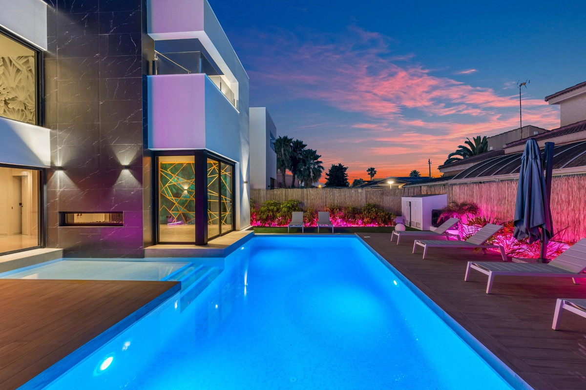 For sale - 3 Bedroom 3 Bathroom House - Detached Villa in Torrevieja - Torrevieja Centro  - Alicante