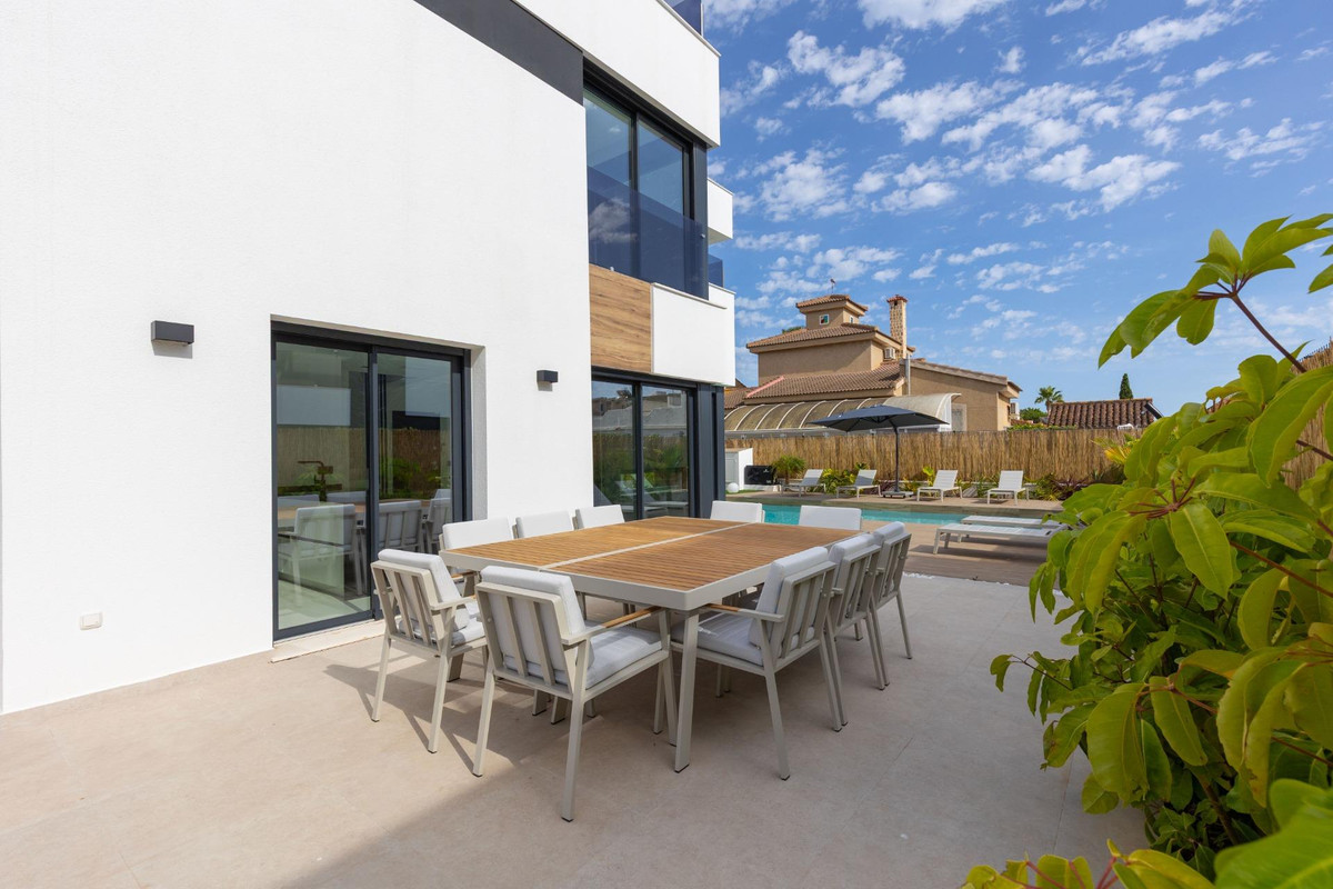 For sale - 3 Bedroom 3 Bathroom House - Detached Villa in Torrevieja - Torrevieja Centro  - Alicante