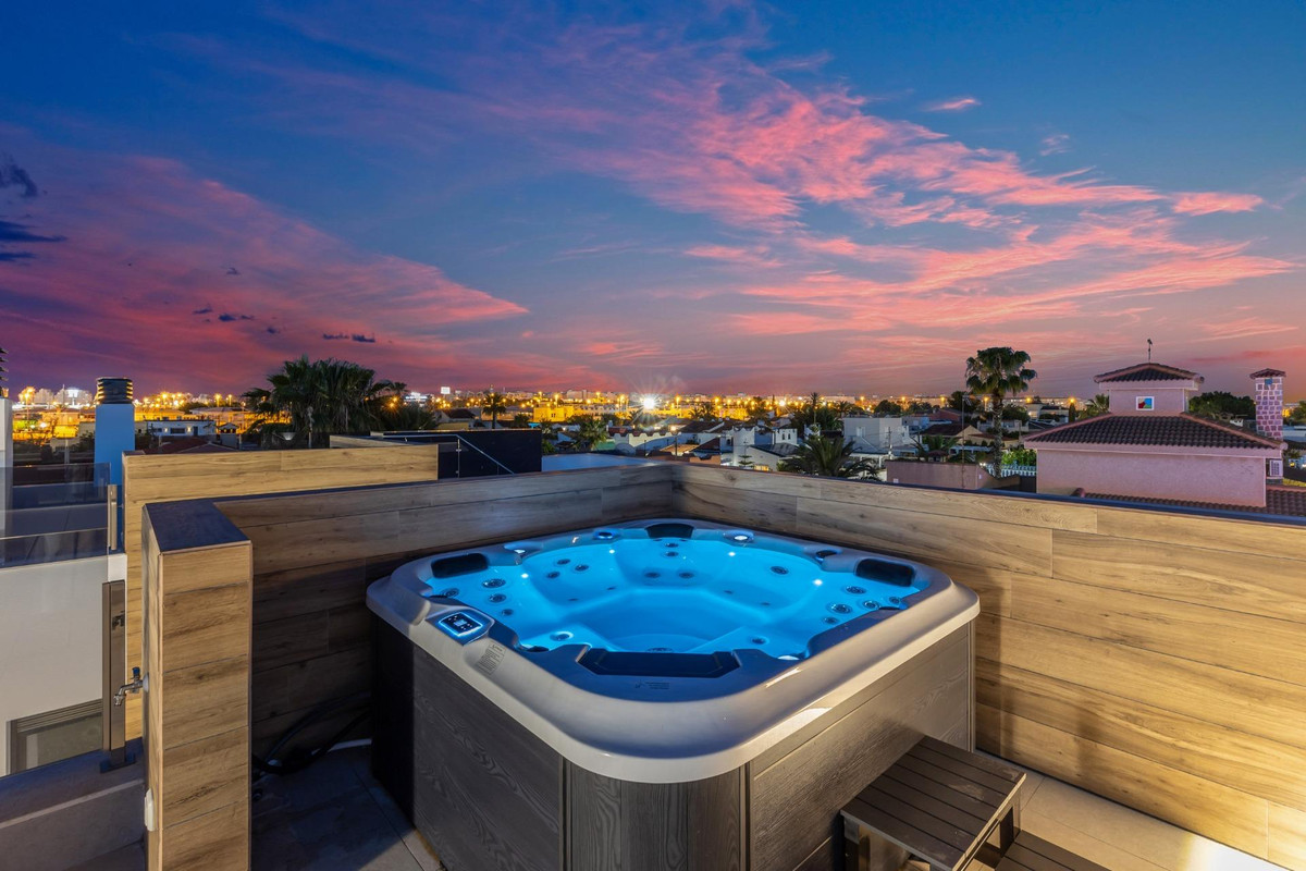 For sale - 3 Bedroom 3 Bathroom House - Detached Villa in Torrevieja - Torrevieja Centro  - Alicante