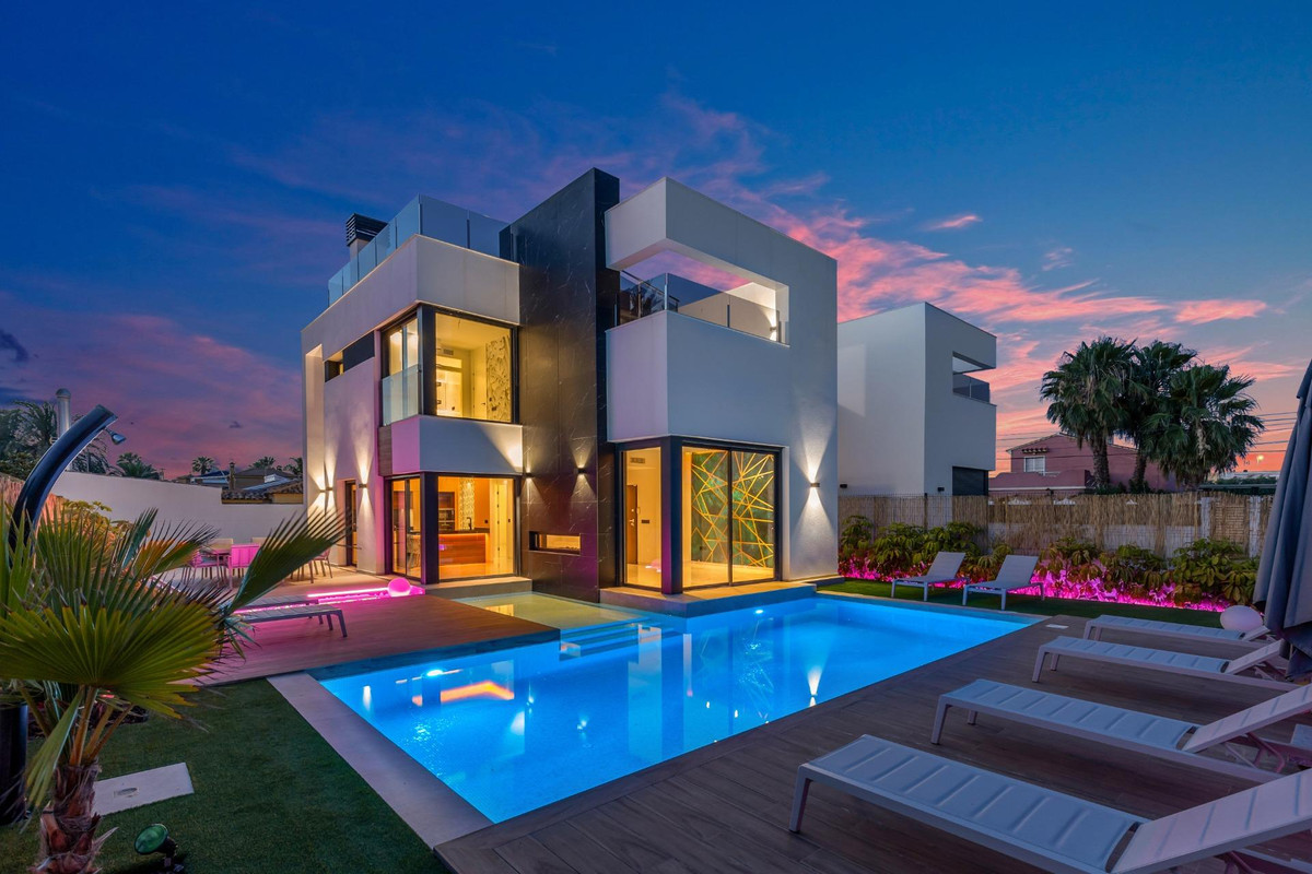 For sale - 3 Bedroom 3 Bathroom House - Detached Villa in Torrevieja - Torrevieja Centro  - Alicante