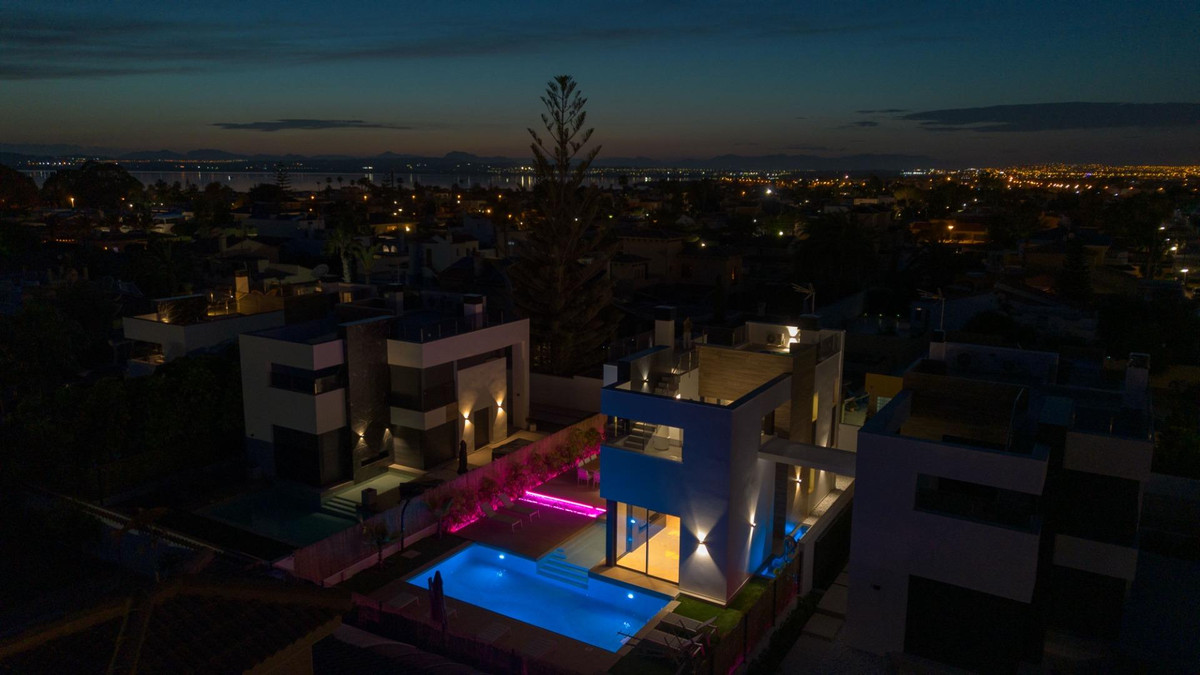 For sale - 3 Bedroom 3 Bathroom House - Detached Villa in Torrevieja - Torrevieja Centro  - Alicante