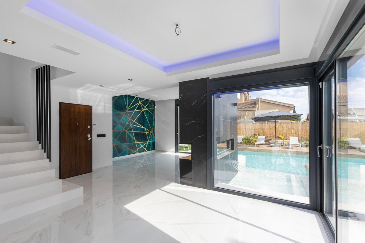 For sale - 3 Bedroom 3 Bathroom House - Detached Villa in Torrevieja - Torrevieja Centro  - Alicante