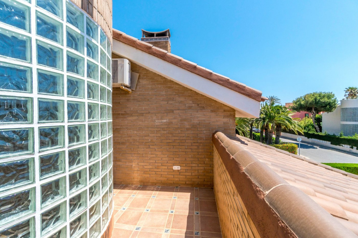 For sale - 5 Bedroom 3 Bathroom House - Detached Villa in Torrevieja - La Veleta  - Alicante