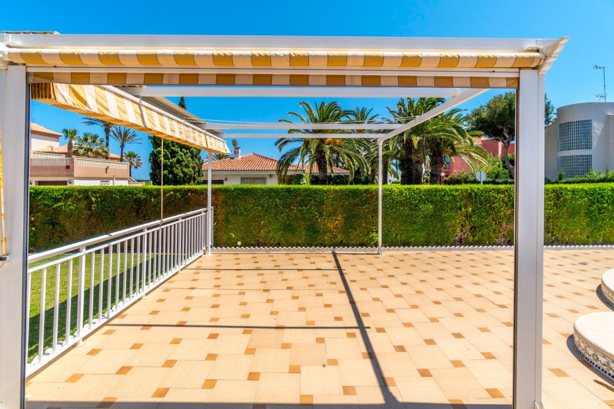 For sale - 5 Bedroom 3 Bathroom House - Detached Villa in Torrevieja - La Veleta  - Alicante