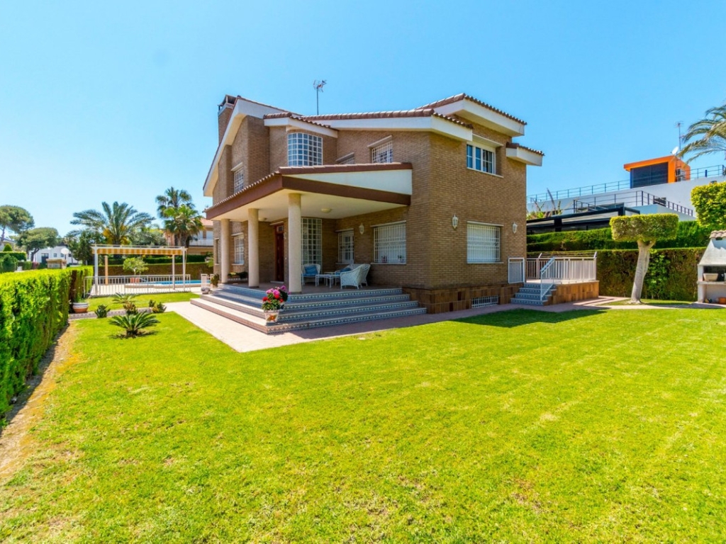 5 Bedroom 3 Bathroom House - Detached Villa in Torrevieja
