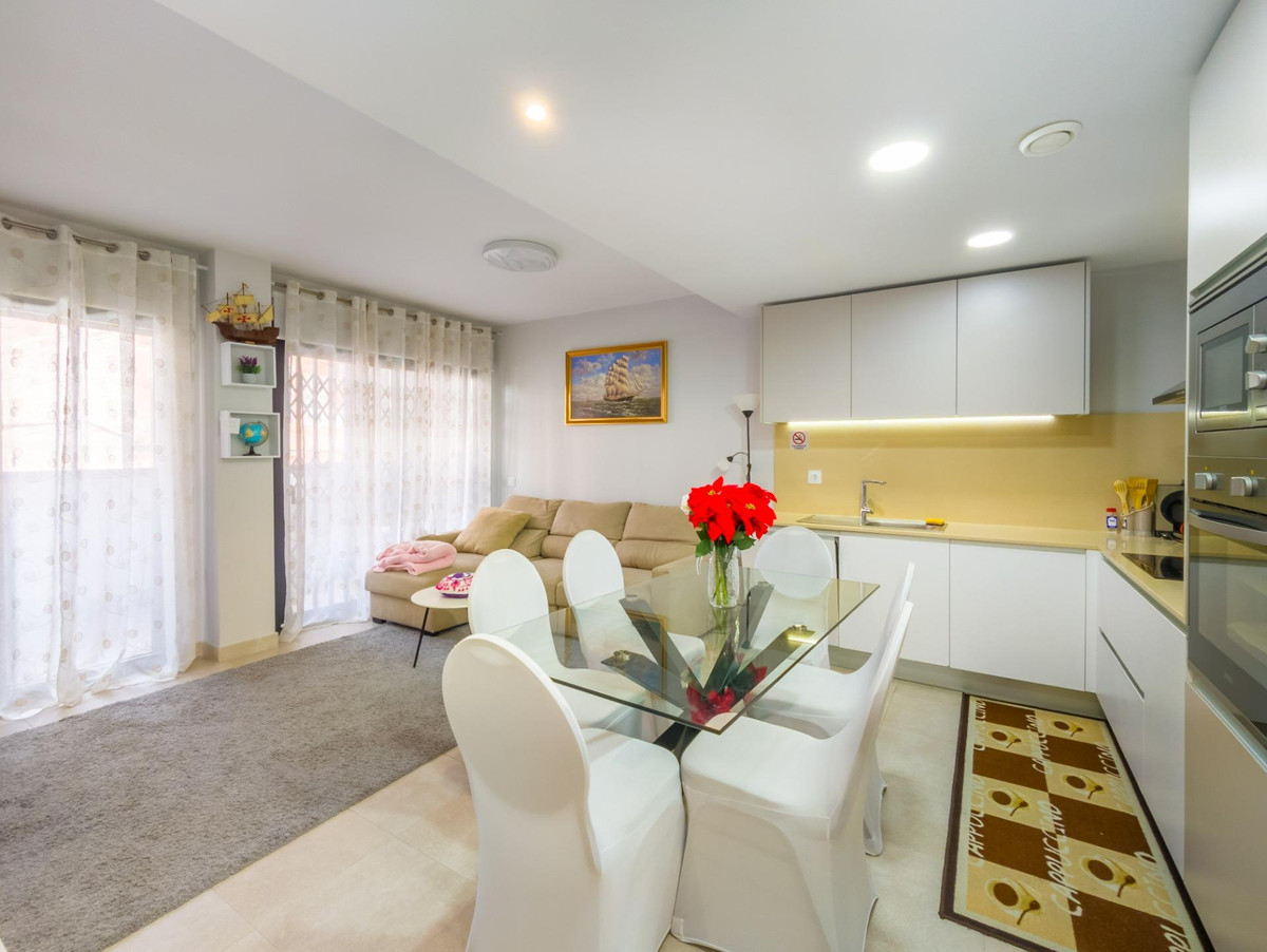For sale - 2 Bedroom 2 Bathroom Apartment - Middle Floor Apartment in Torrevieja - Torrevieja Centro  - Alicante