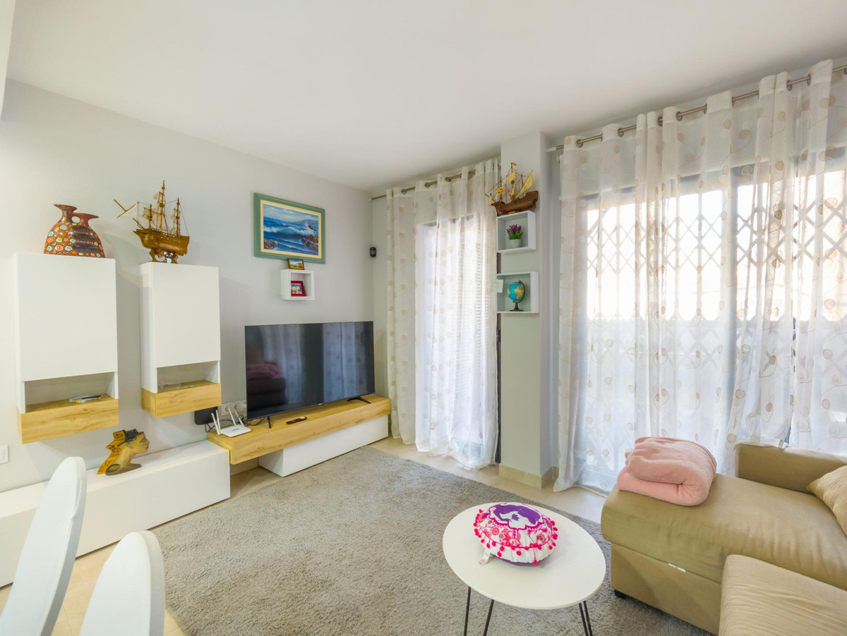 For sale - 2 Bedroom 2 Bathroom Apartment - Middle Floor Apartment in Torrevieja - Torrevieja Centro  - Alicante