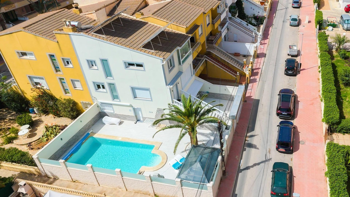 For sale - 4 Bedroom 3 Bathroom House - Townhouse in Orihuela - Punta Prima  - Alicante