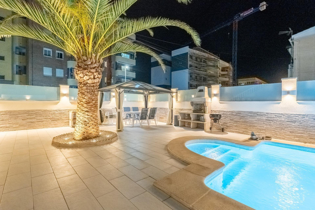 For sale - 4 Bedroom 3 Bathroom House - Townhouse in Orihuela - Punta Prima  - Alicante