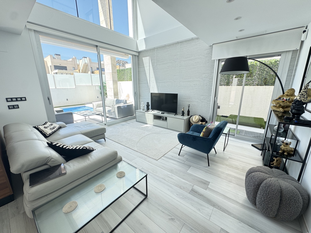 For sale - 4 Bedroom 4 Bathroom Villa in Lomas de Cabo Roig - , Lomas de Cabo Roig, Alicante, Spain - Alicante
