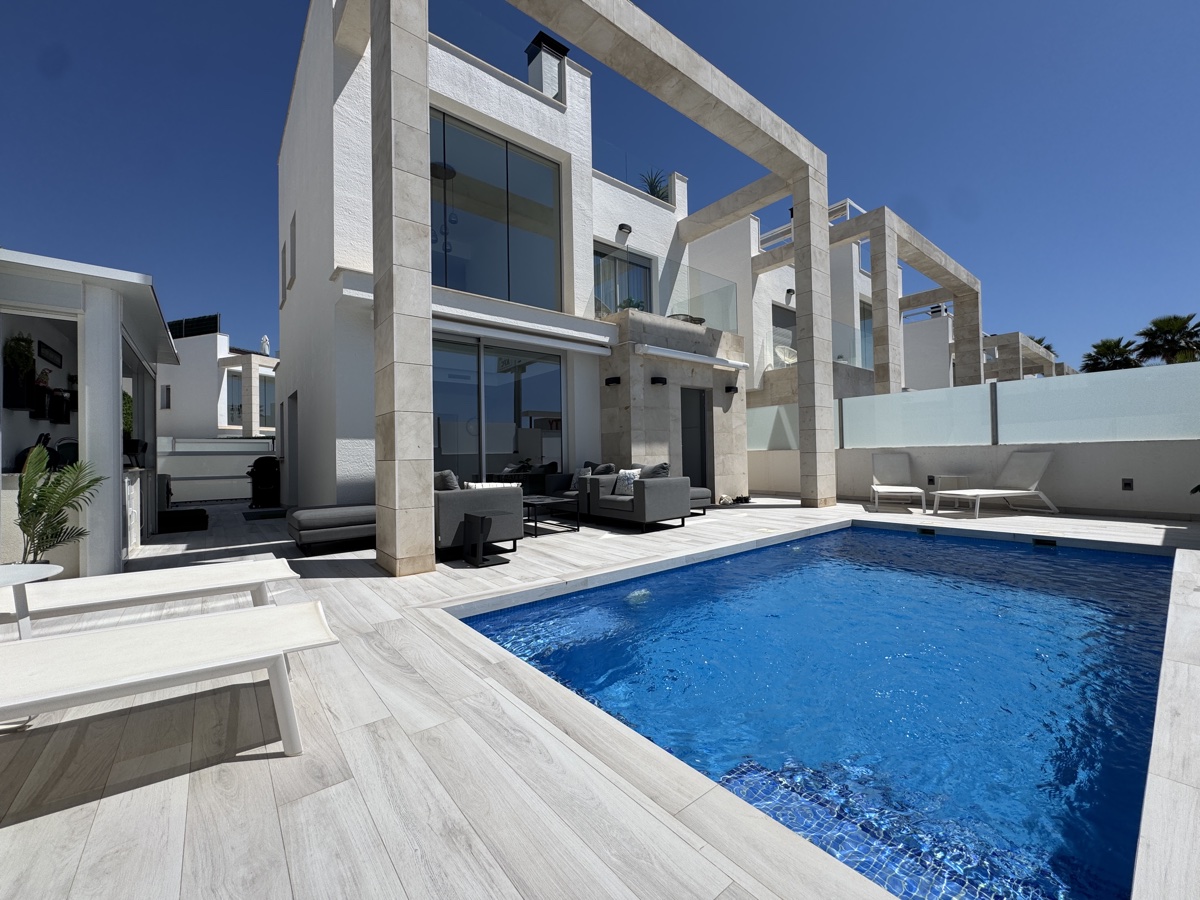 For sale - 4 Bedroom 4 Bathroom Villa in Lomas de Cabo Roig - , Lomas de Cabo Roig, Alicante, Spain - Alicante
