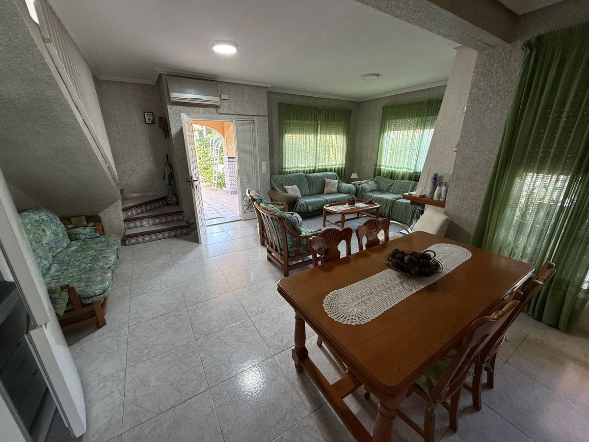 For sale - 6 Bedroom 3 Bathroom House - Detached Villa in Torrevieja - Torrevieja Centro  - Alicante