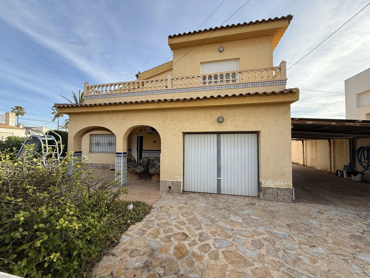 For sale - 6 Bedroom 3 Bathroom House - Detached Villa in Torrevieja - Torrevieja Centro  - Alicante