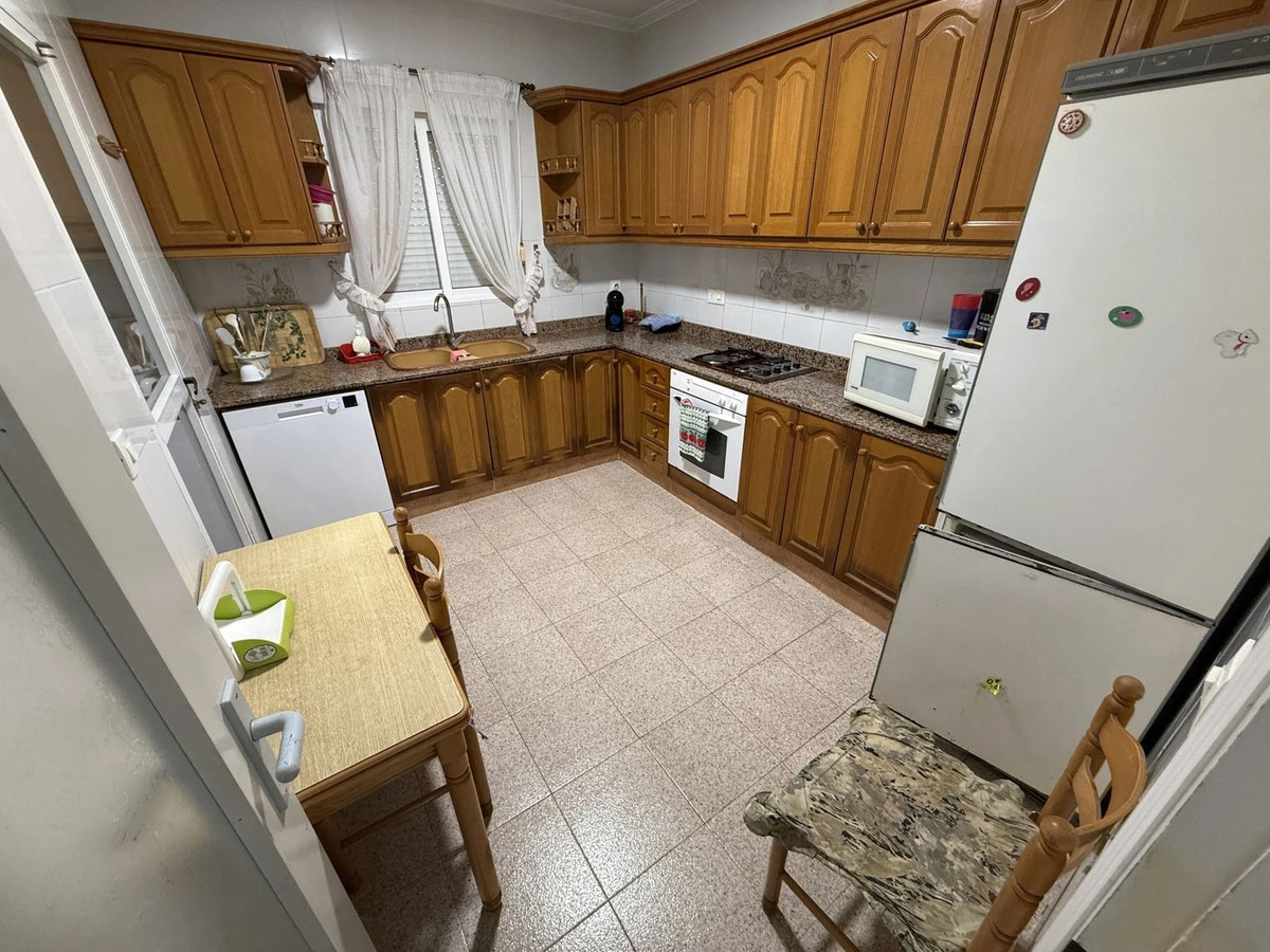 For sale - 6 Bedroom 3 Bathroom House - Detached Villa in Torrevieja - Torrevieja Centro  - Alicante
