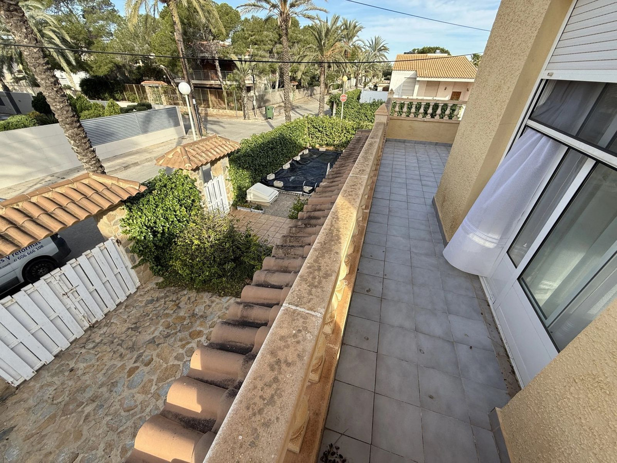 For sale - 6 Bedroom 3 Bathroom House - Detached Villa in Torrevieja - Torrevieja Centro  - Alicante