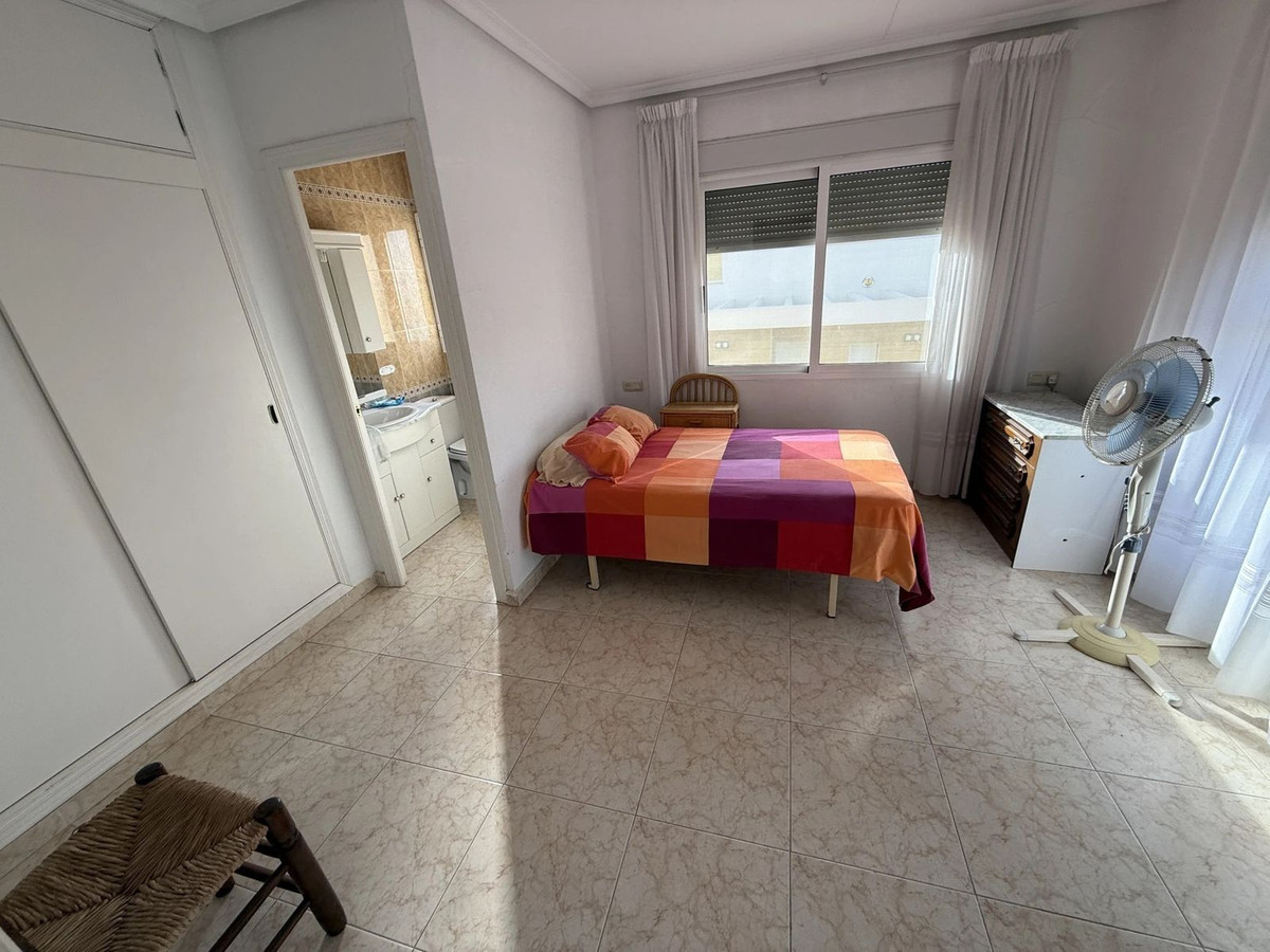 For sale - 6 Bedroom 3 Bathroom House - Detached Villa in Torrevieja - Torrevieja Centro  - Alicante