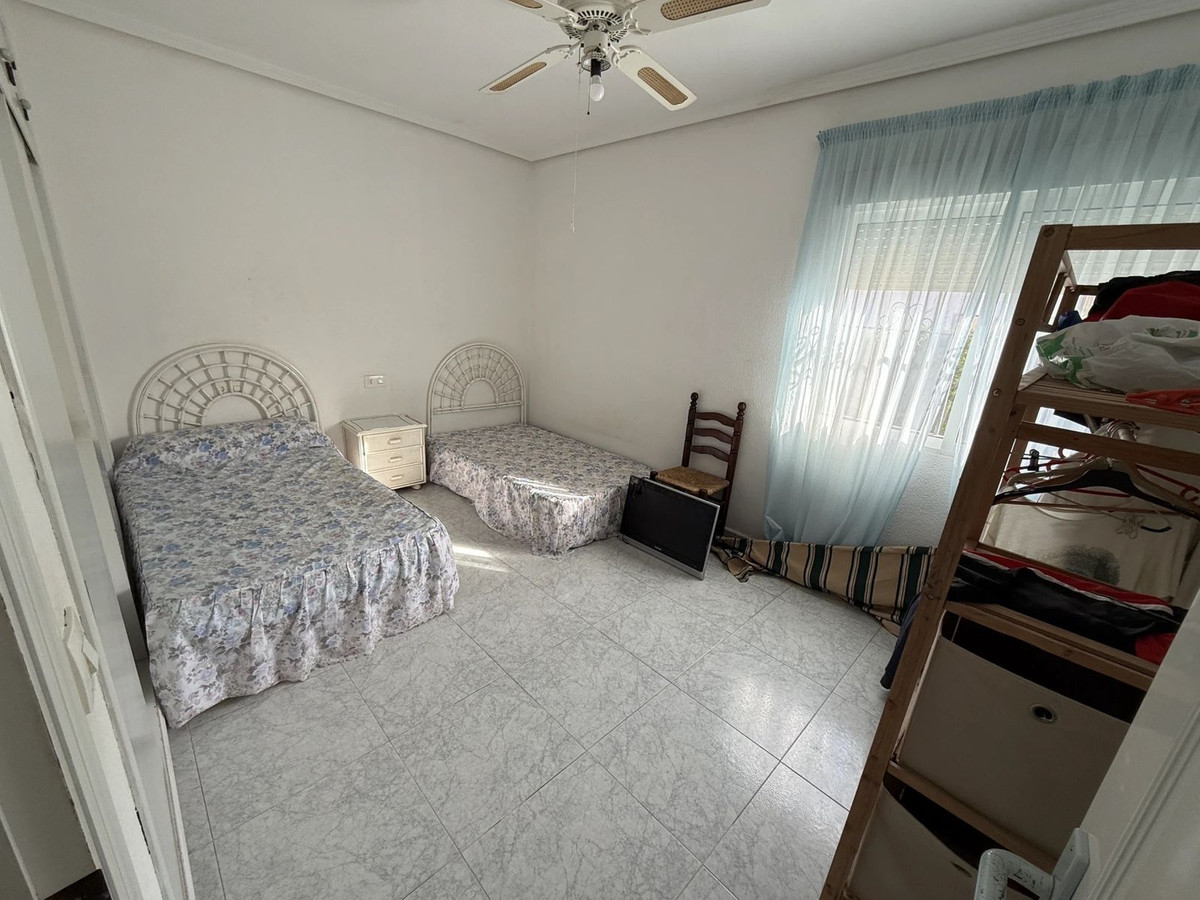 For sale - 6 Bedroom 3 Bathroom House - Detached Villa in Torrevieja - Torrevieja Centro  - Alicante