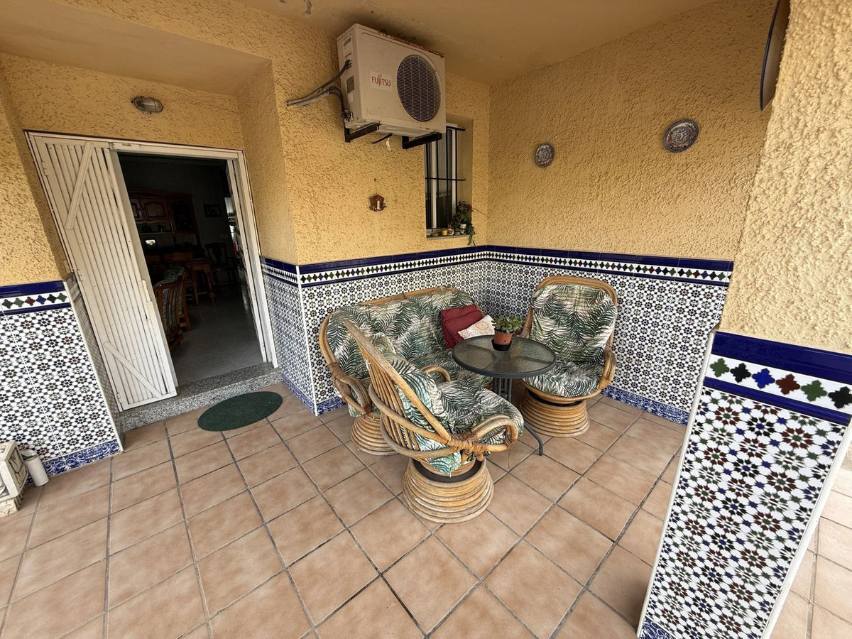 For sale - 6 Bedroom 3 Bathroom House - Detached Villa in Torrevieja - Torrevieja Centro  - Alicante
