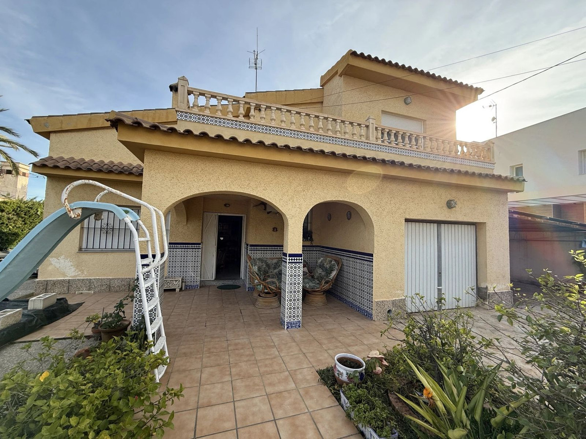 For sale - 6 Bedroom 3 Bathroom House - Detached Villa in Torrevieja - Torrevieja Centro  - Alicante