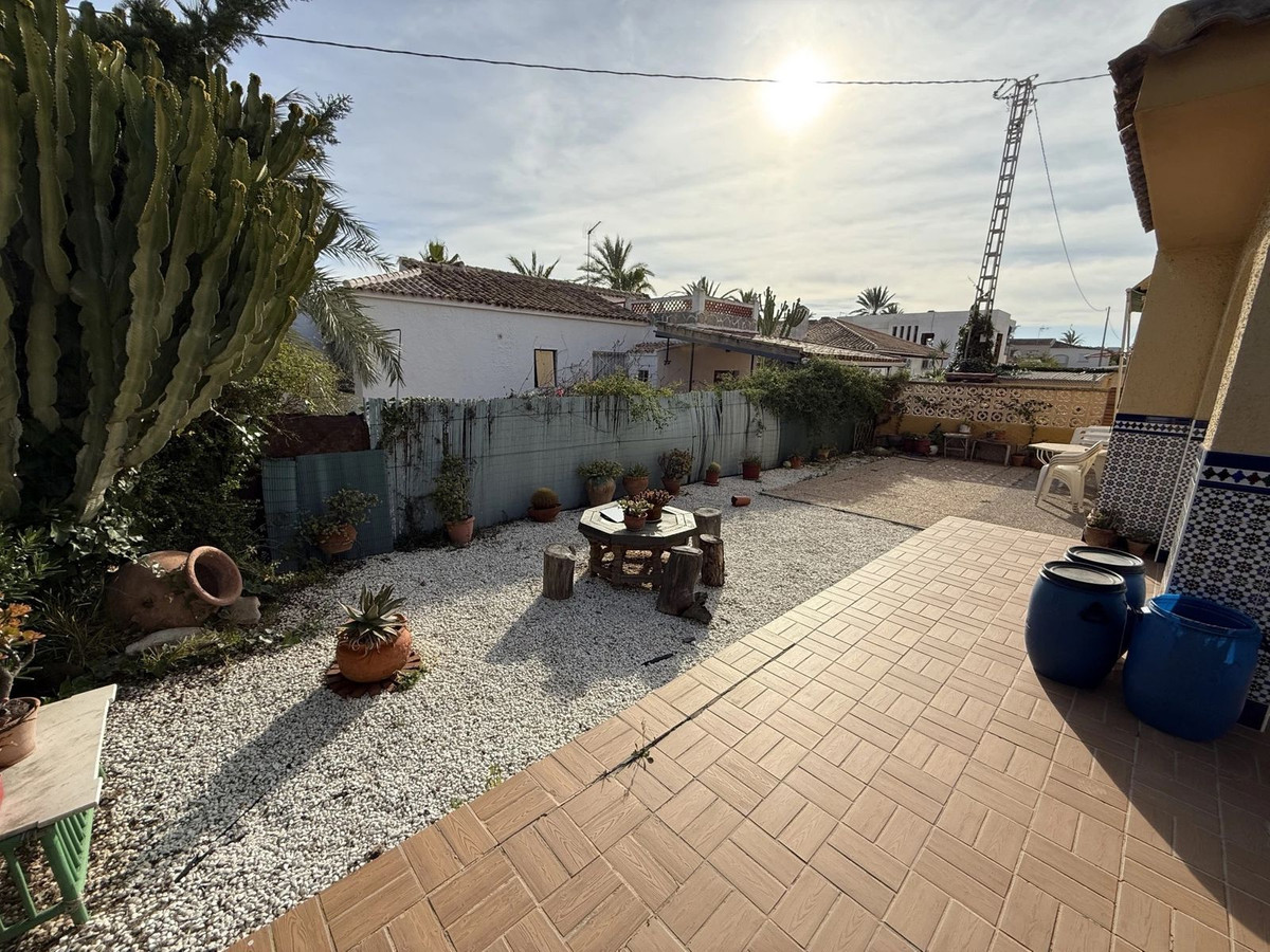 For sale - 6 Bedroom 3 Bathroom House - Detached Villa in Torrevieja - Torrevieja Centro  - Alicante