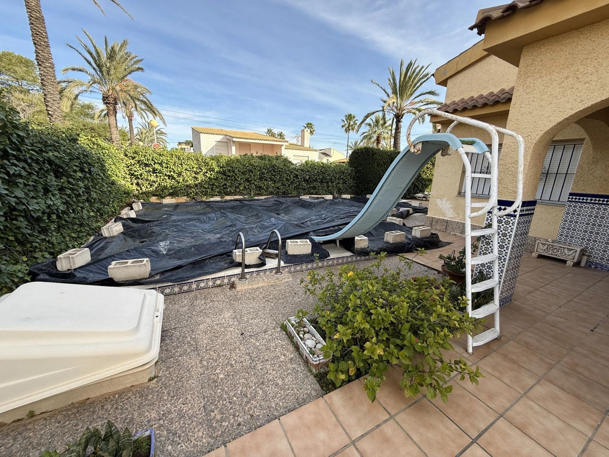 For sale - 6 Bedroom 3 Bathroom House - Detached Villa in Torrevieja - Torrevieja Centro  - Alicante