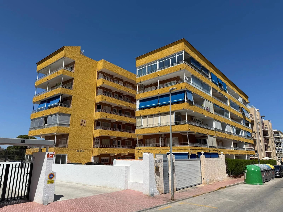 For sale - 3 Bedroom 2 Bathroom Apartment in Punta Prima - Punta Prima  - Alicante