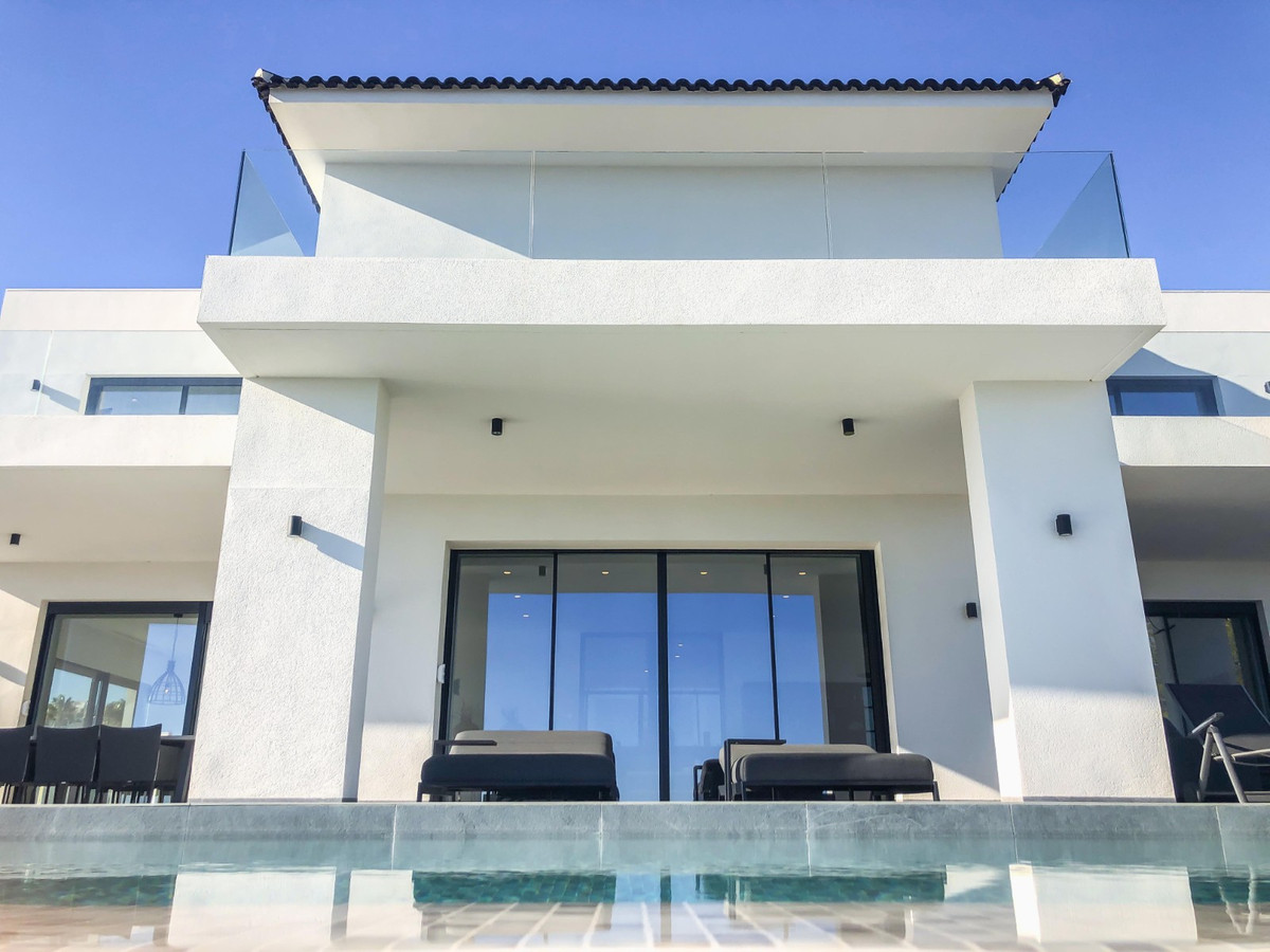 For sale - 6 Bedroom 5 Bathroom House - Detached Villa in Rojales - Ciudad Quesada  - Alicante