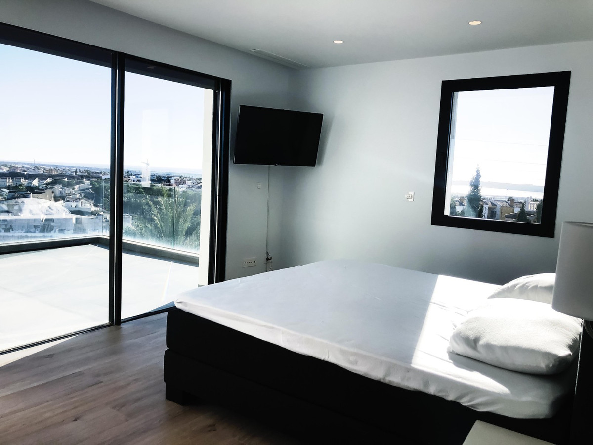 For sale - 6 Bedroom 5 Bathroom House - Detached Villa in Rojales - Ciudad Quesada  - Alicante