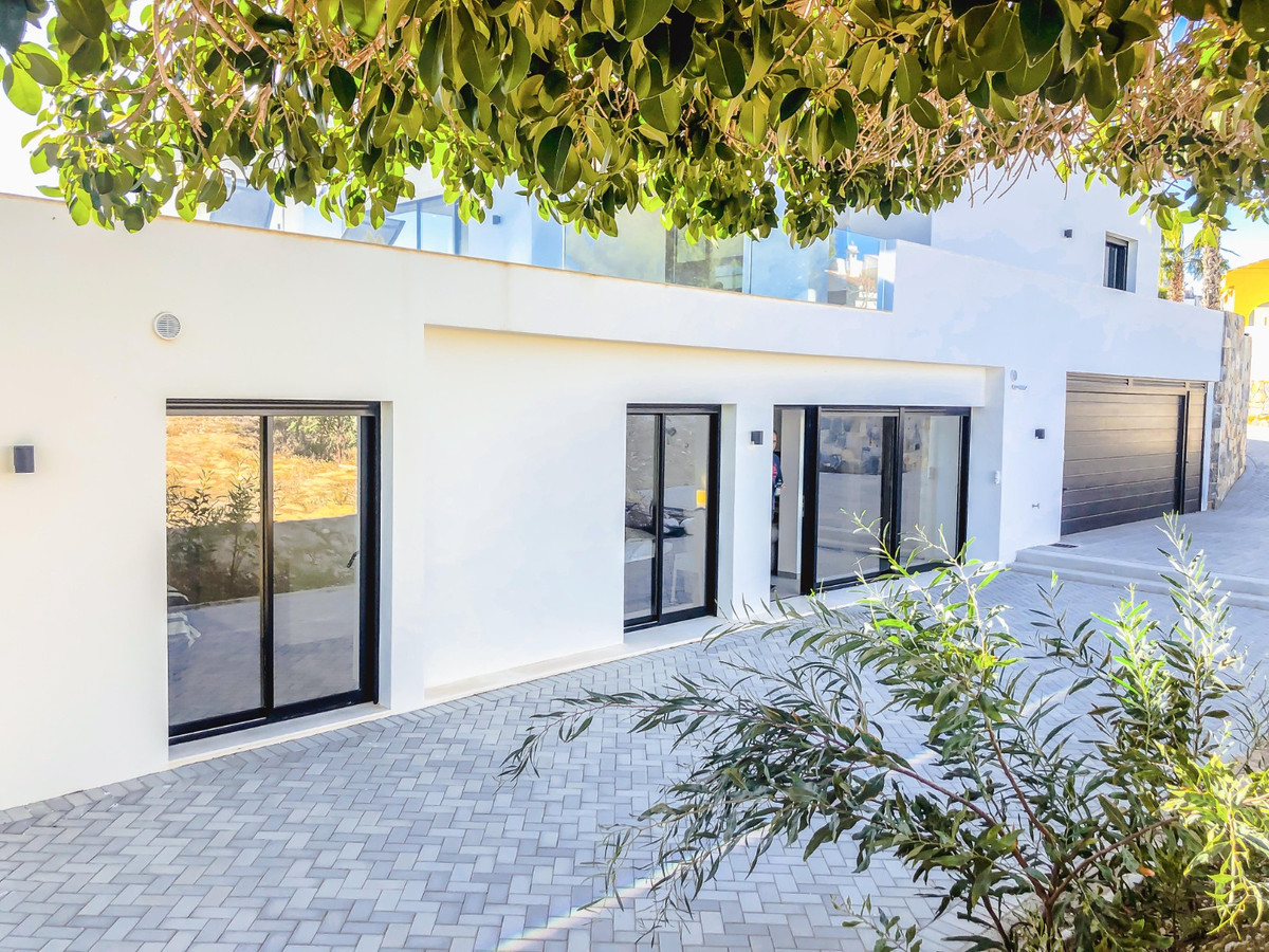 For sale - 6 Bedroom 5 Bathroom House - Detached Villa in Rojales - Ciudad Quesada  - Alicante