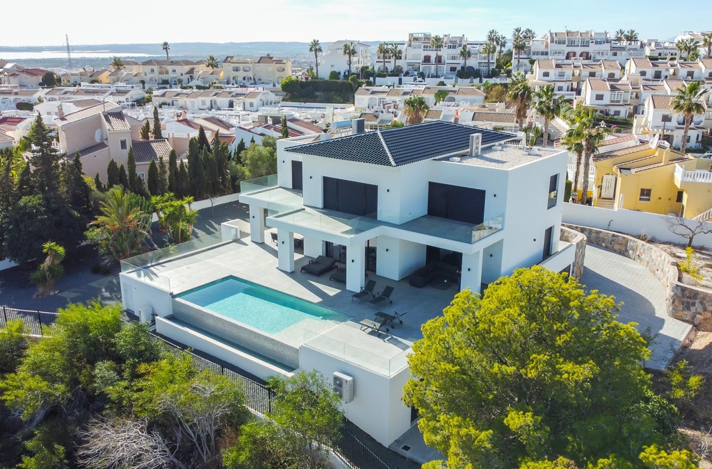 6 Bedroom 5 Bathroom House - Detached Villa in Rojales