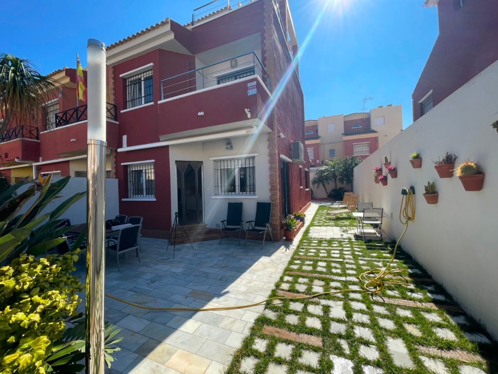 4 Bedroom 3 Bathroom House - Townhouse in Pilar de la Horadada