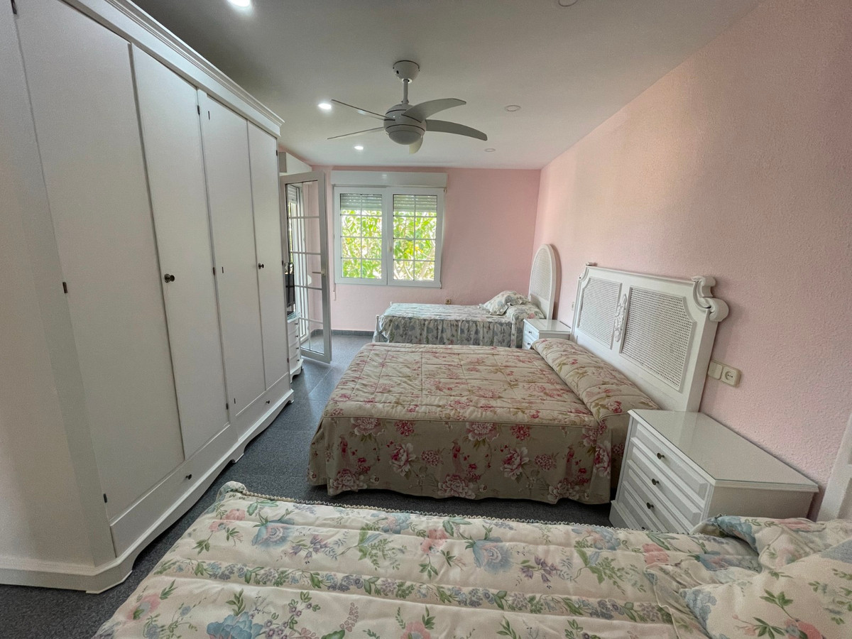 For sale - 8 Bedroom 4 Bathroom House - Detached Villa in Orihuela - Cabo Roig  - Alicante