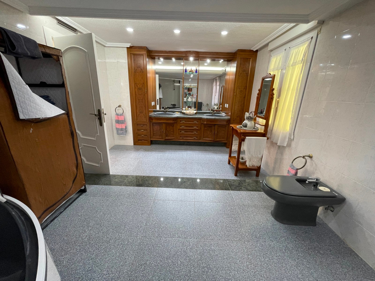 For sale - 8 Bedroom 4 Bathroom House - Detached Villa in Orihuela - Cabo Roig  - Alicante