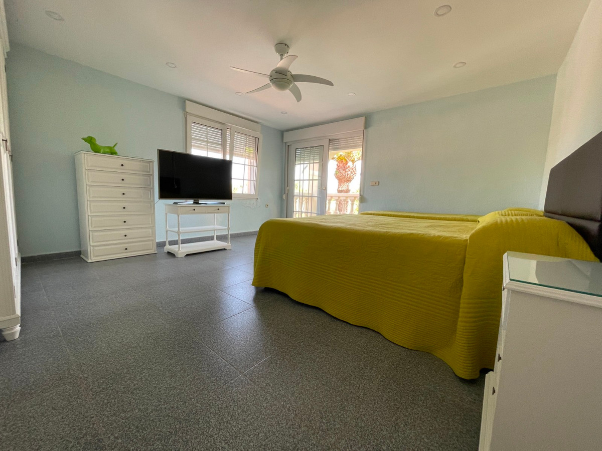 For sale - 8 Bedroom 4 Bathroom House - Detached Villa in Orihuela - Cabo Roig  - Alicante