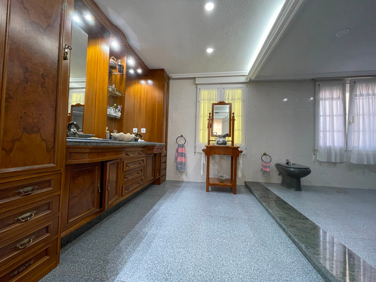 For sale - 8 Bedroom 4 Bathroom House - Detached Villa in Orihuela - Cabo Roig  - Alicante