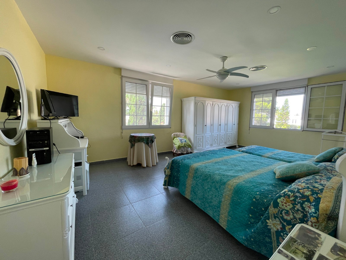 For sale - 8 Bedroom 4 Bathroom House - Detached Villa in Orihuela - Cabo Roig  - Alicante