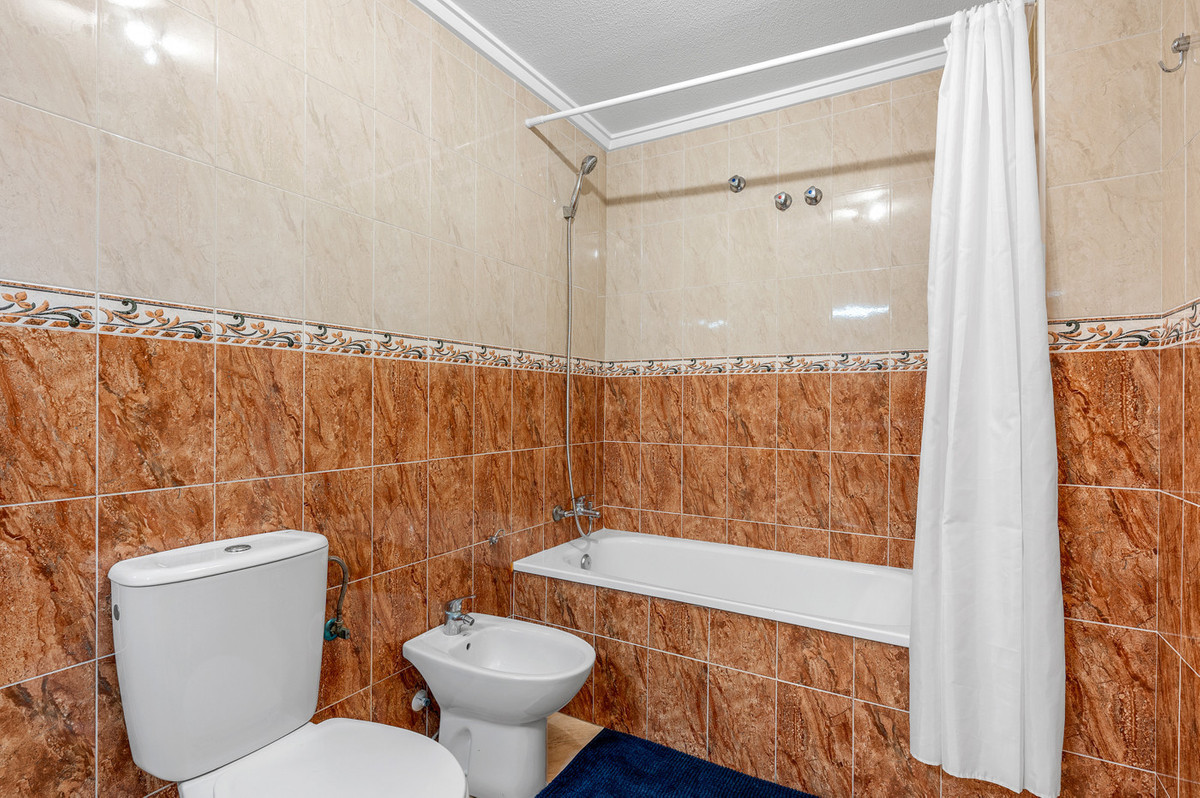 For sale - 3 Bedroom 2 Bathroom Apartment - Middle Floor Apartment in Torrevieja - Torrevieja Centro  - Alicante