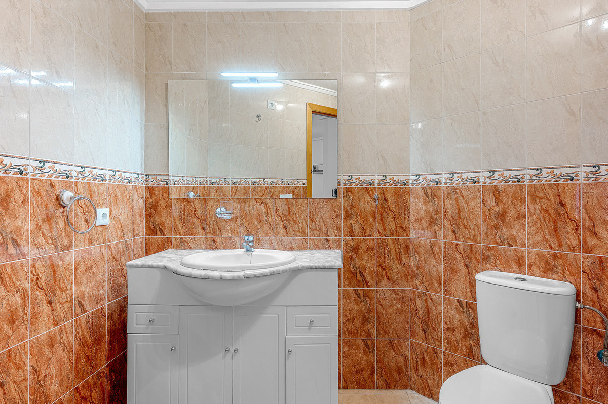 For sale - 3 Bedroom 2 Bathroom Apartment - Middle Floor Apartment in Torrevieja - Torrevieja Centro  - Alicante