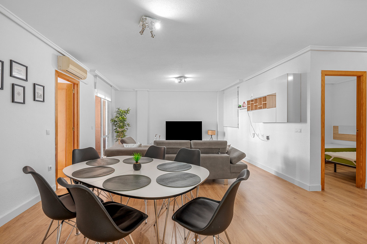 For sale - 3 Bedroom 2 Bathroom Apartment - Middle Floor Apartment in Torrevieja - Torrevieja Centro  - Alicante