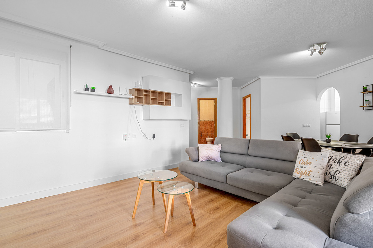 For sale - 3 Bedroom 2 Bathroom Apartment - Middle Floor Apartment in Torrevieja - Torrevieja Centro  - Alicante
