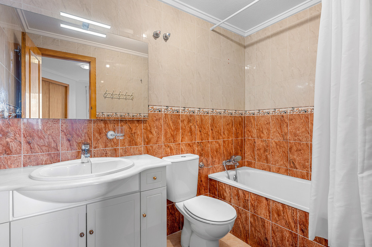 For sale - 3 Bedroom 2 Bathroom Apartment - Middle Floor Apartment in Torrevieja - Torrevieja Centro  - Alicante