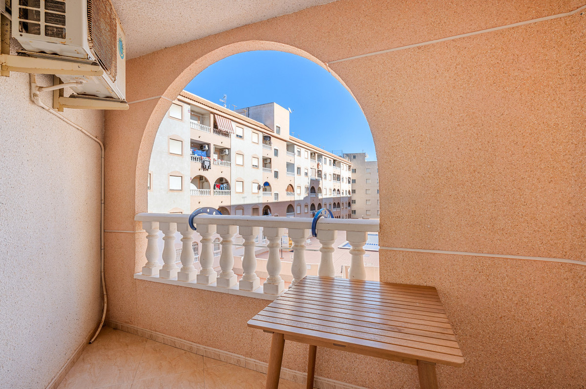 For sale - 3 Bedroom 2 Bathroom Apartment - Middle Floor Apartment in Torrevieja - Torrevieja Centro  - Alicante